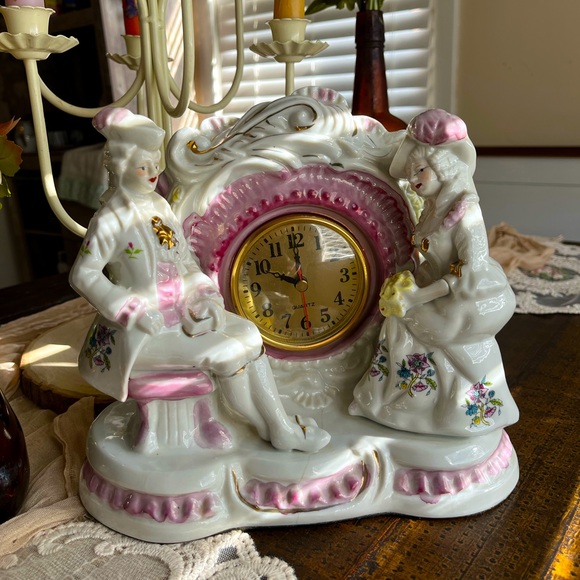 Vintage Victorian Quartz Clock. Sitting Courting Couple 💘🎀